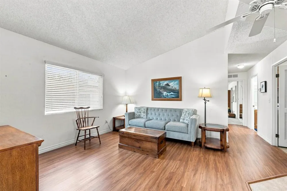 642 Via Costa Rica Vista, CA 92081