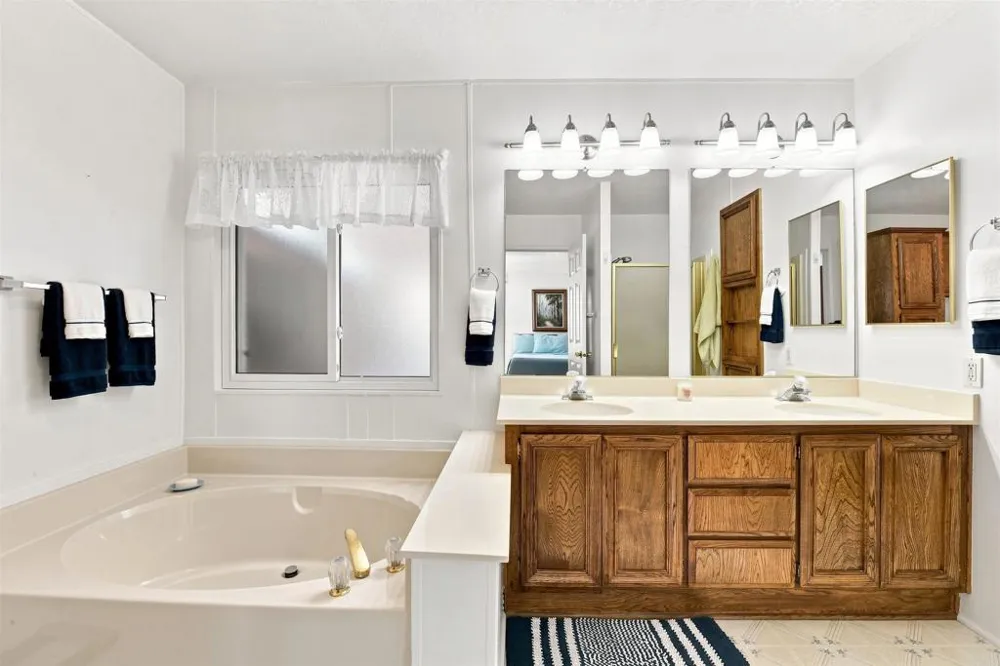 642 Via Costa Rica Vista, CA 92081
