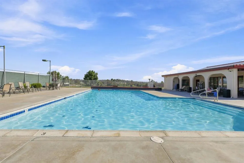 642 Via Costa Rica Vista, CA 92081