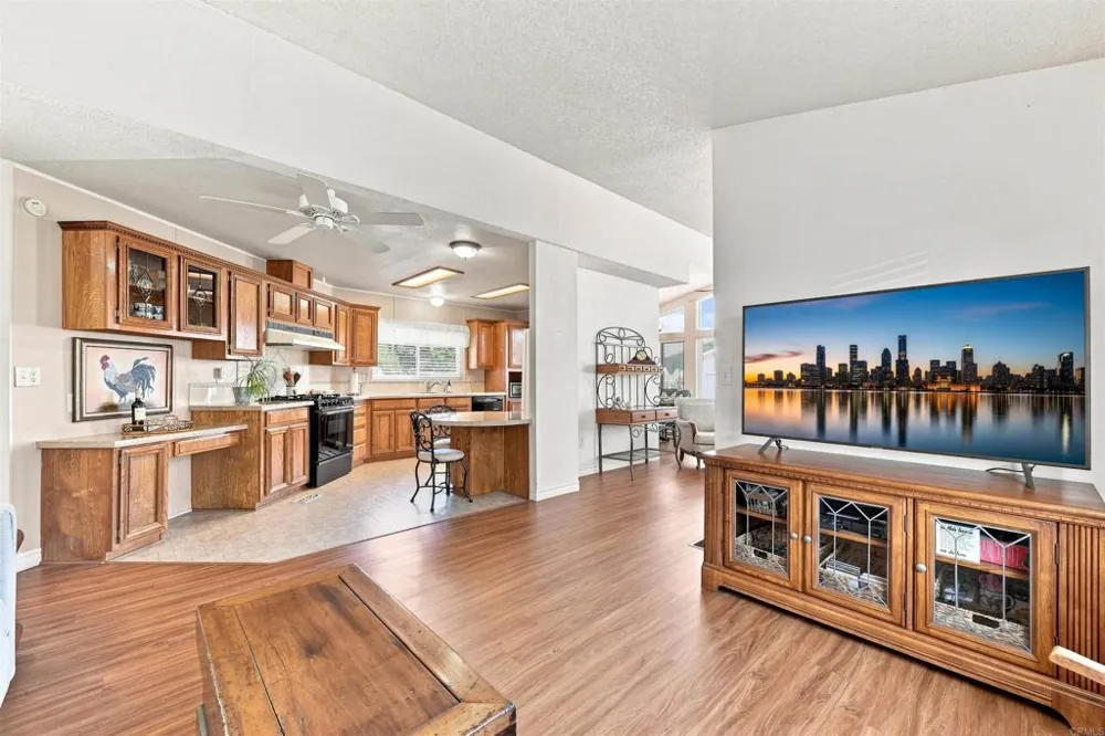642 Via Costa Rica Vista, CA 92081