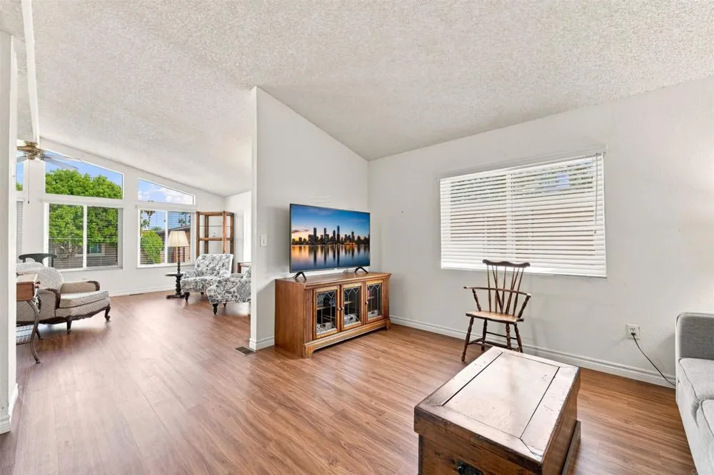 642 Via Costa Rica Vista, CA 92081