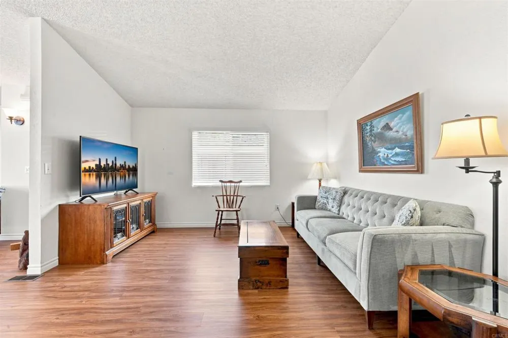 642 Via Costa Rica Vista, CA 92081