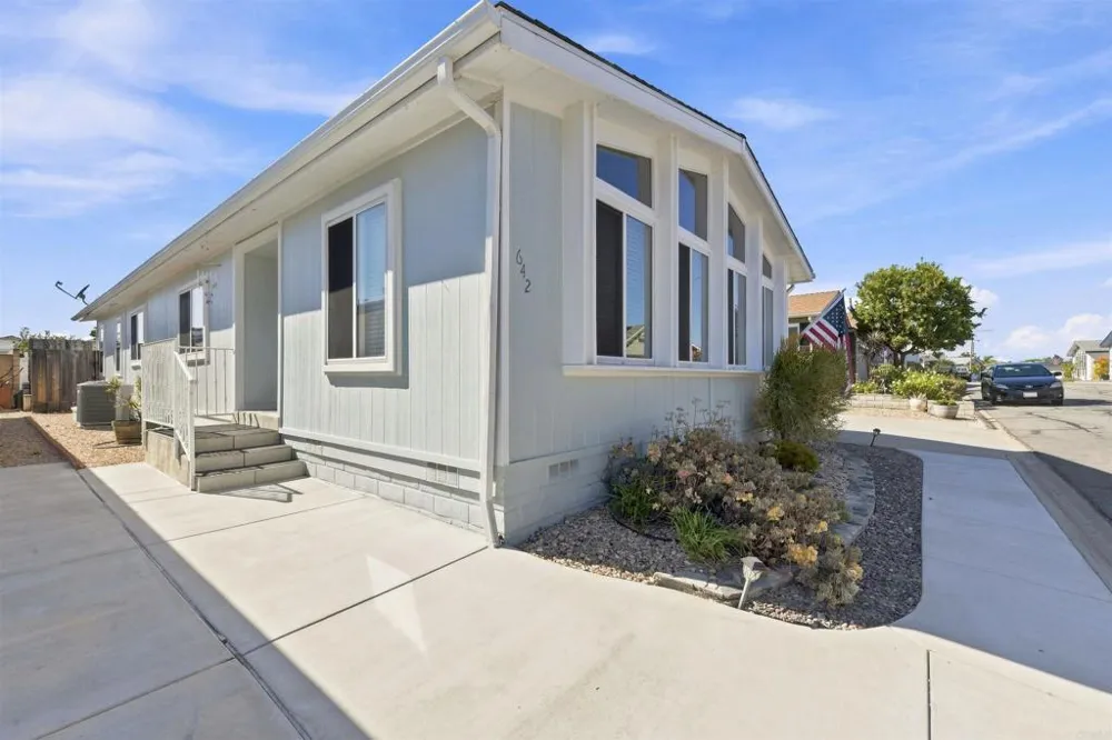 642 Via Costa Rica Vista, CA 92081