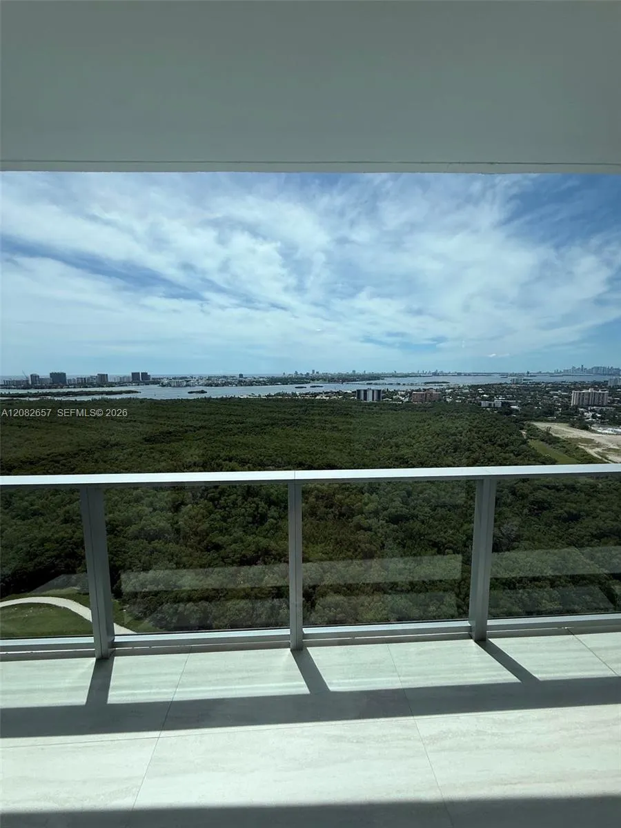 2411 Laguna Circle #2703 North Miami, FL 33181