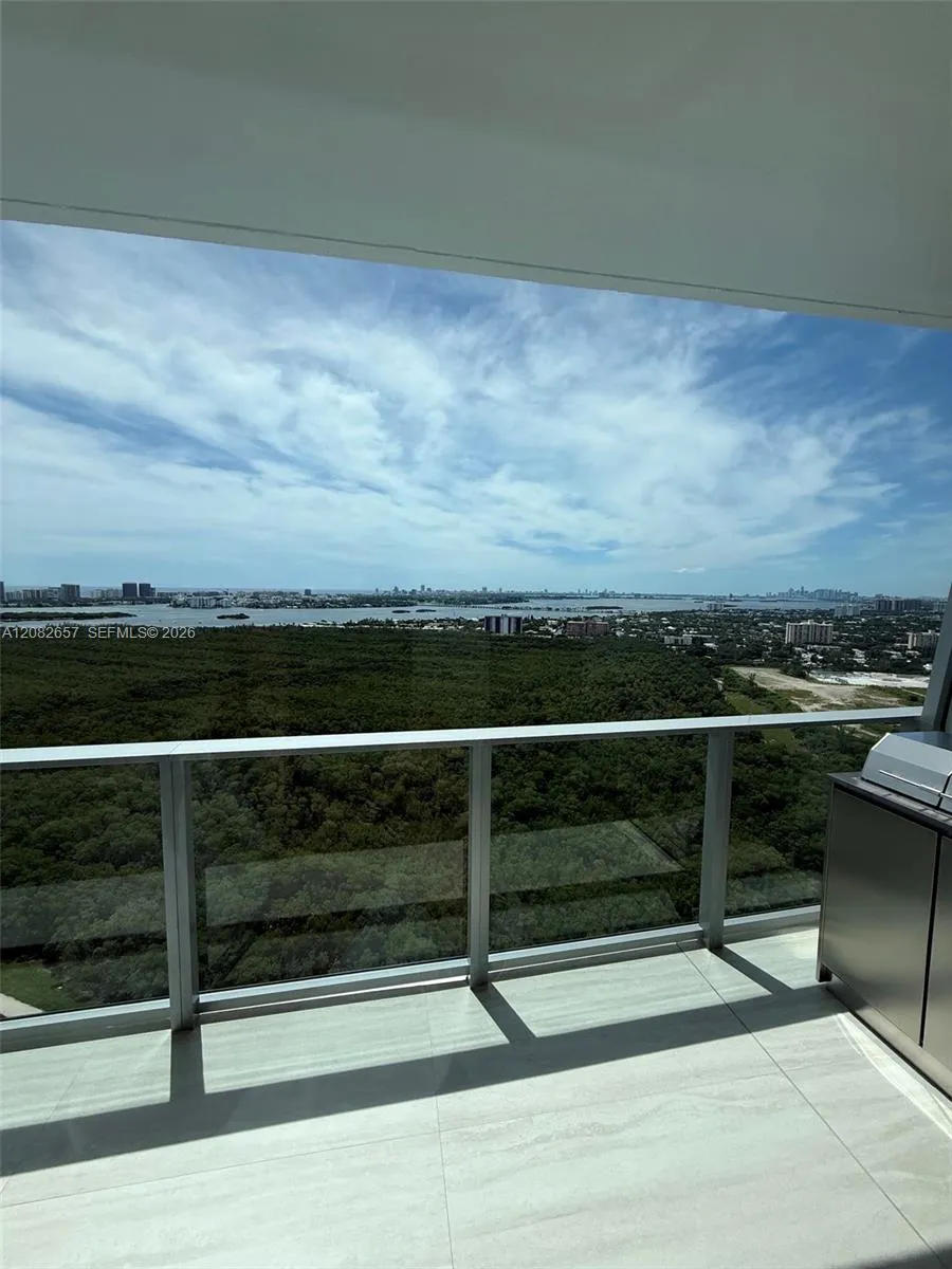 2411 Laguna Circle #2703 North Miami, FL 33181