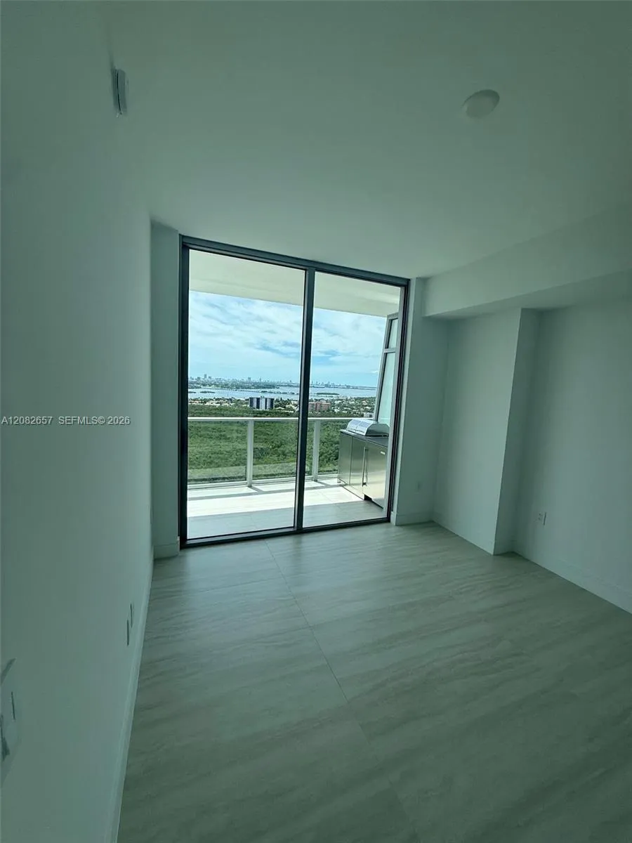 2411 Laguna Circle #2703 North Miami, FL 33181