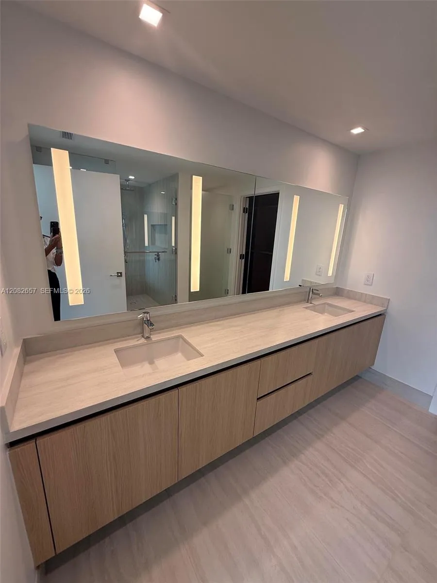 2411 Laguna Circle #2703 North Miami, FL 33181