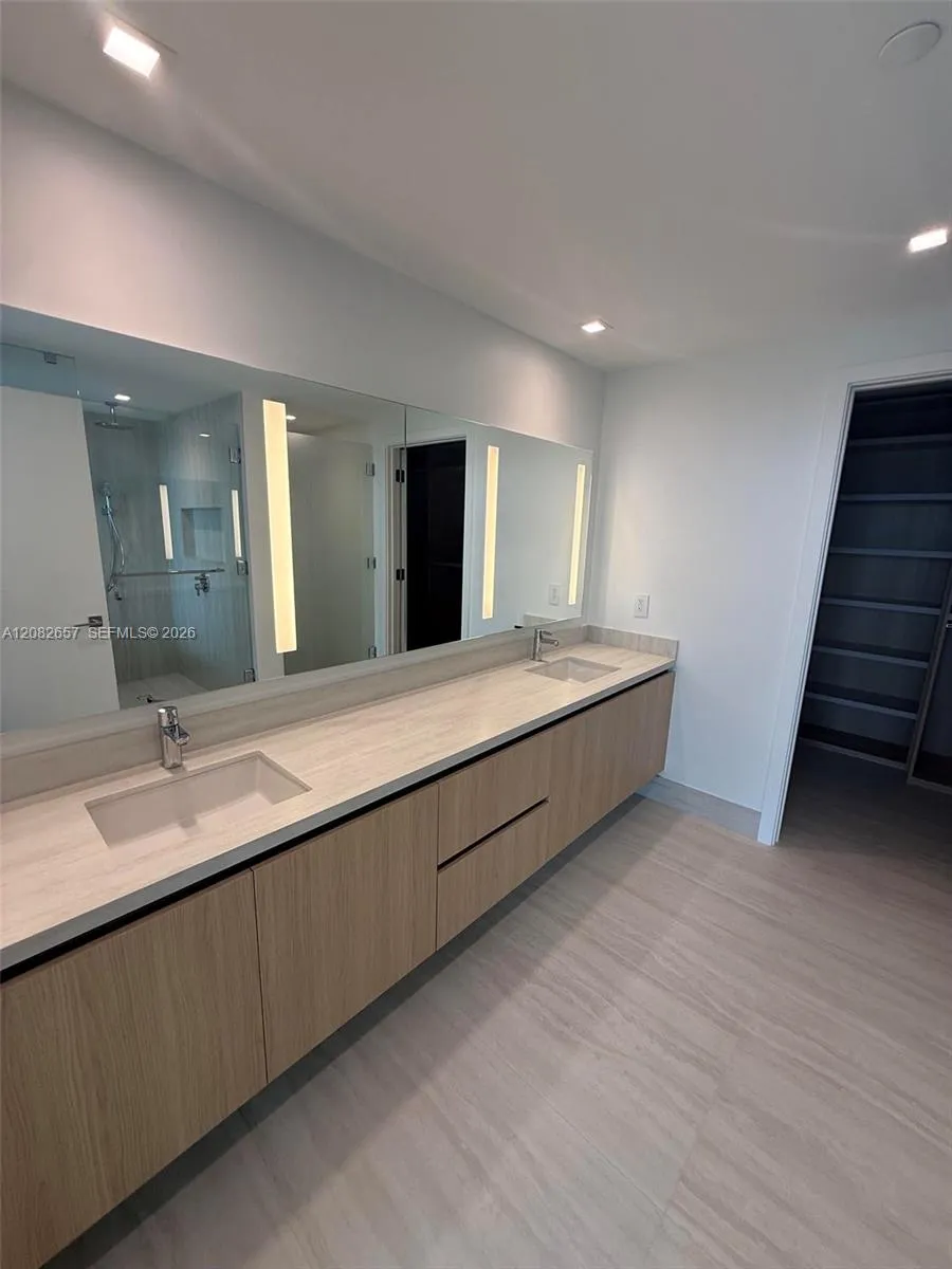 2411 Laguna Circle #2703 North Miami, FL 33181