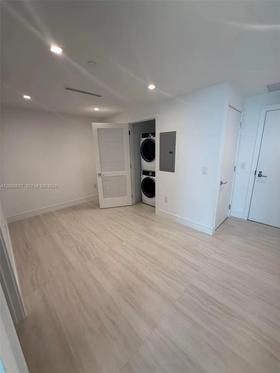 2411 Laguna Circle #2703 North Miami, FL 33181