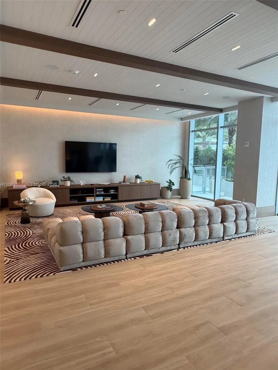 2411 Laguna Circle #2703 North Miami, FL 33181
