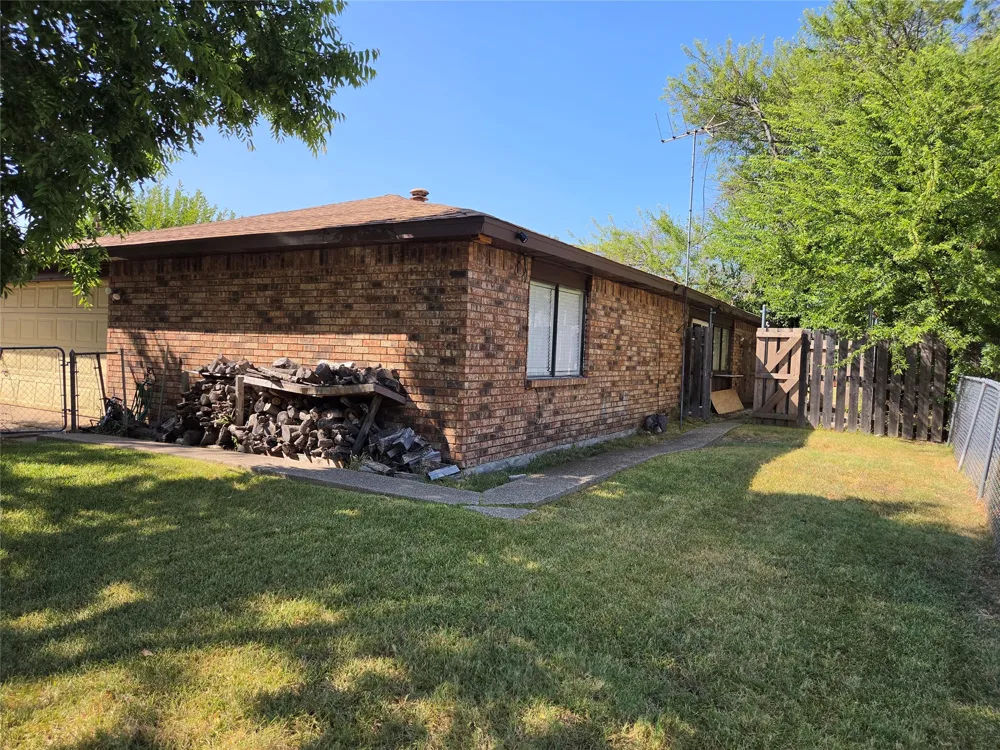 8902 VERNON Rowlett, TX 75088