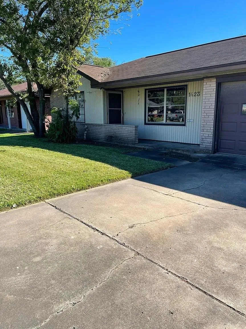 1423 W 10th Street Freeport, TX 77541