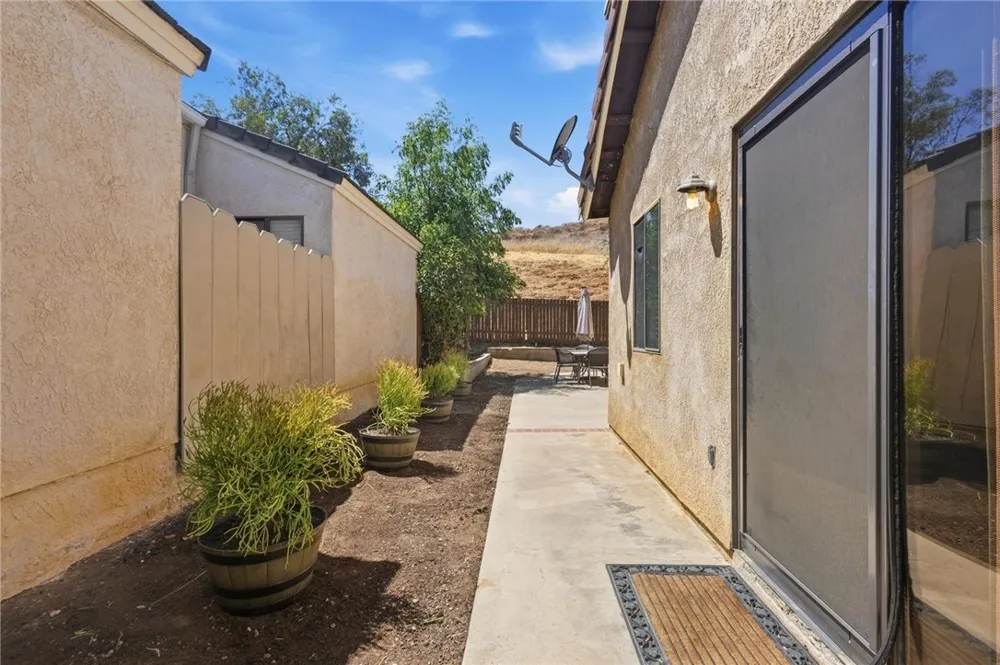 27905 Hillpointe Drive Menifee, CA 92585
