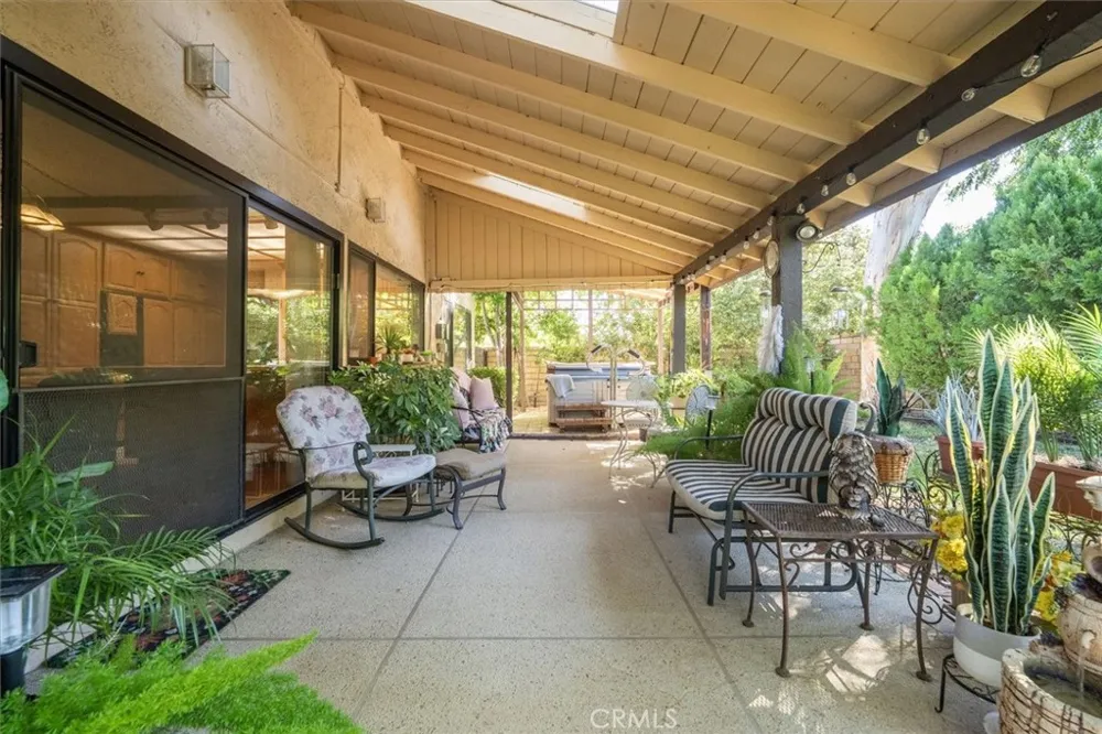 24020 Avenida Crescenta Valencia, CA 91355