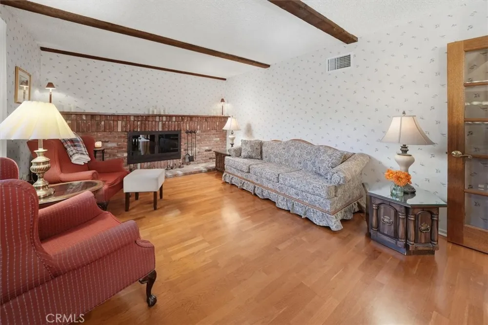 24020 Avenida Crescenta Valencia, CA 91355