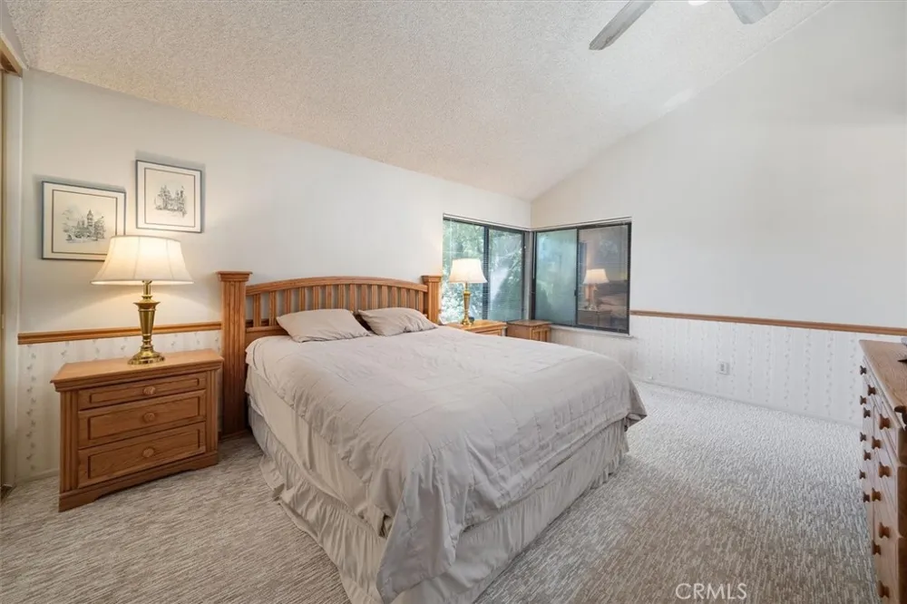 24020 Avenida Crescenta Valencia, CA 91355