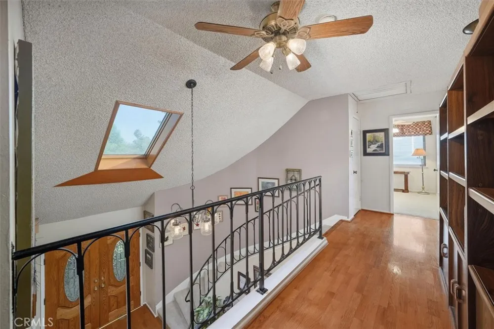 24020 Avenida Crescenta Valencia, CA 91355