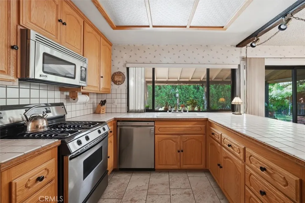 24020 Avenida Crescenta Valencia, CA 91355