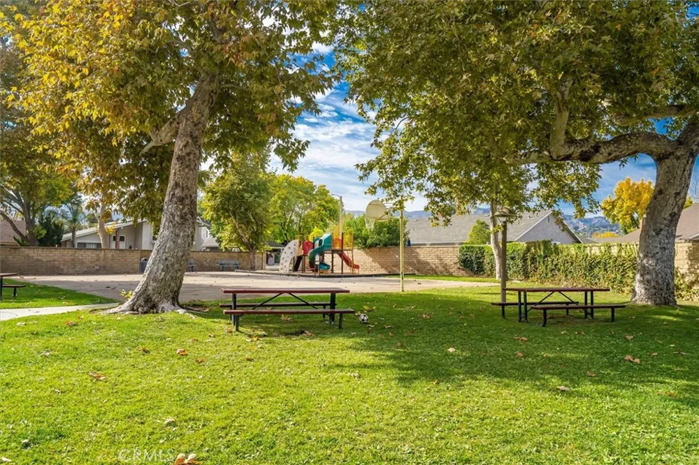 24020 Avenida Crescenta Valencia, CA 91355