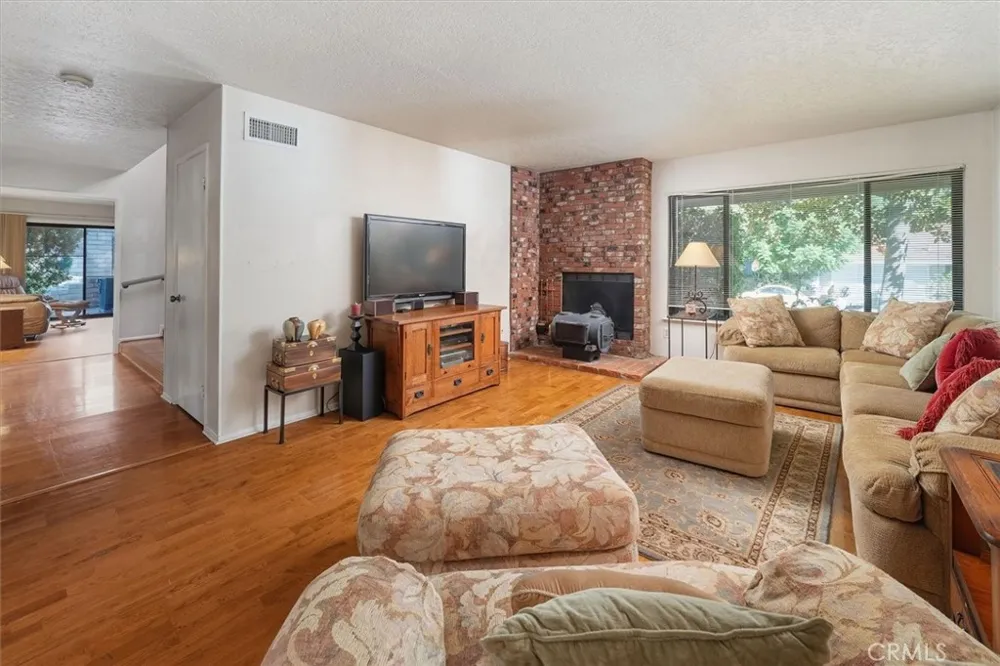 24020 Avenida Crescenta Valencia, CA 91355