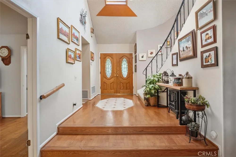 24020 Avenida Crescenta Valencia, CA 91355