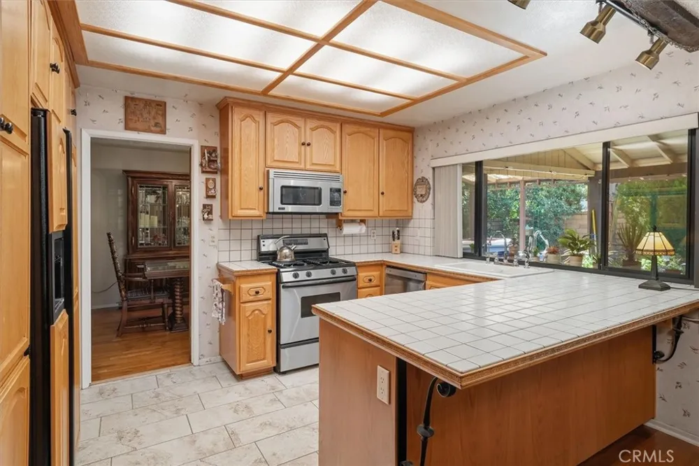 24020 Avenida Crescenta Valencia, CA 91355