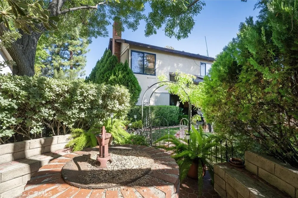 24020 Avenida Crescenta Valencia, CA 91355
