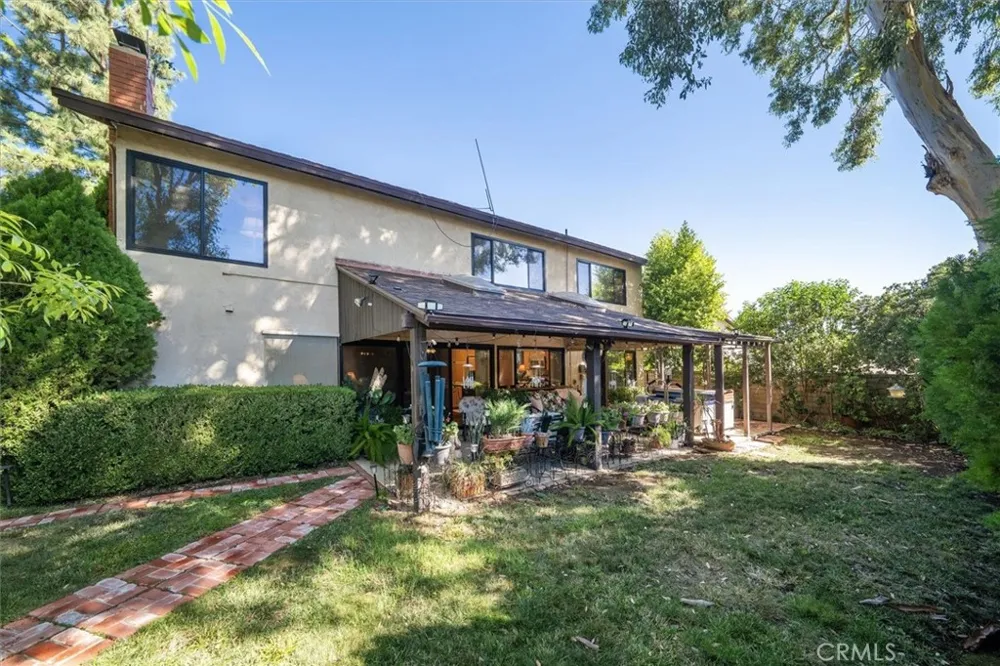 24020 Avenida Crescenta Valencia, CA 91355