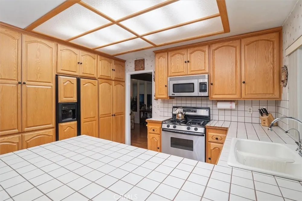 24020 Avenida Crescenta Valencia, CA 91355