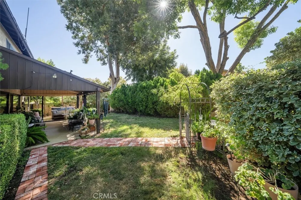 24020 Avenida Crescenta Valencia, CA 91355