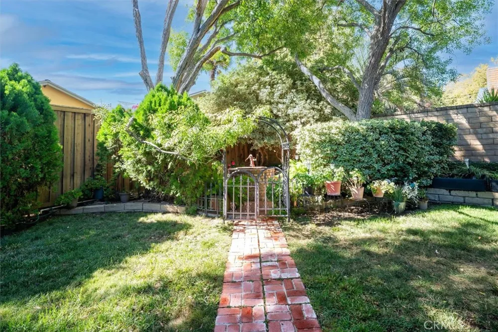 24020 Avenida Crescenta Valencia, CA 91355