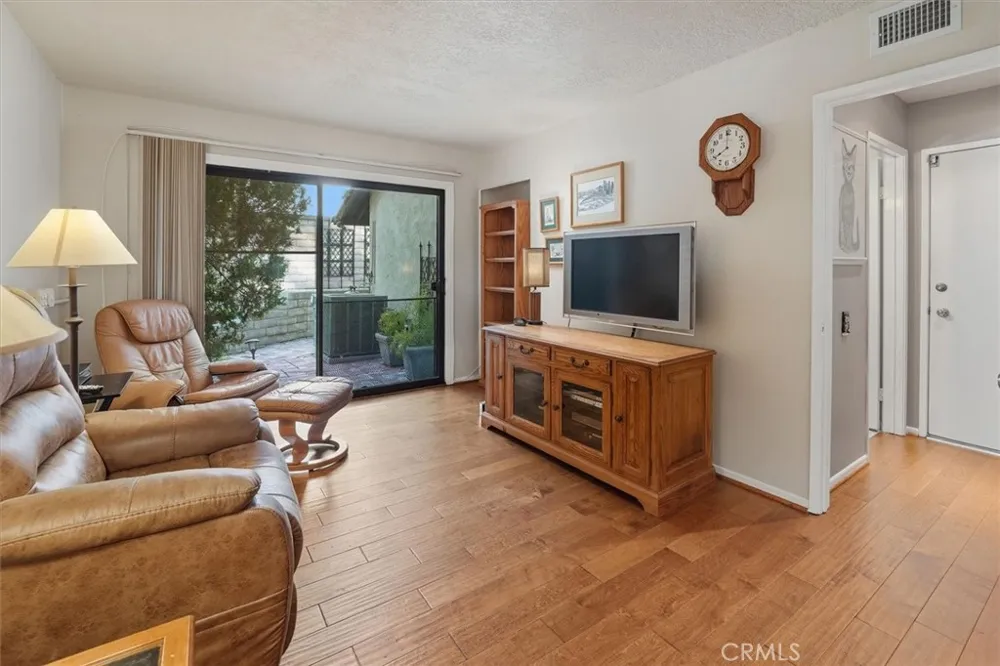 24020 Avenida Crescenta Valencia, CA 91355