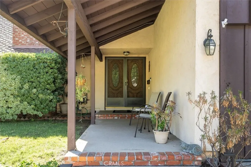 24020 Avenida Crescenta Valencia, CA 91355