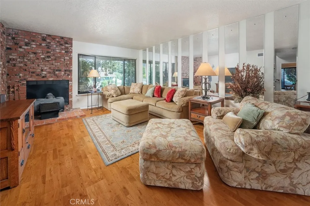 24020 Avenida Crescenta Valencia, CA 91355
