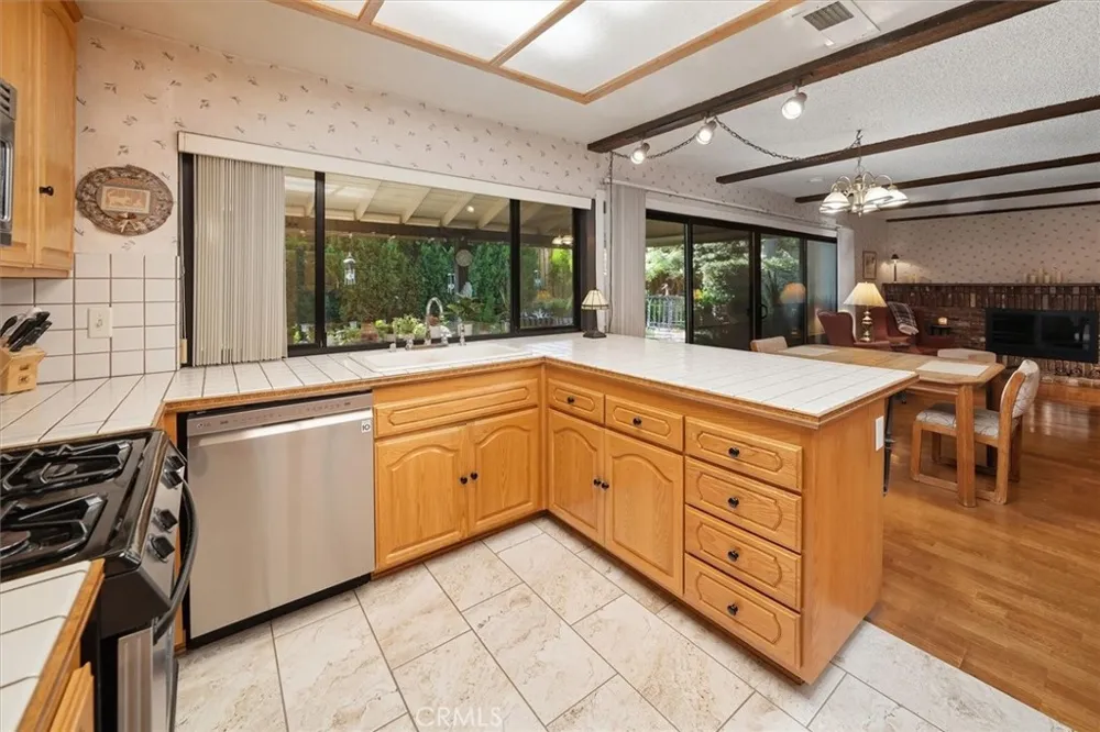 24020 Avenida Crescenta Valencia, CA 91355