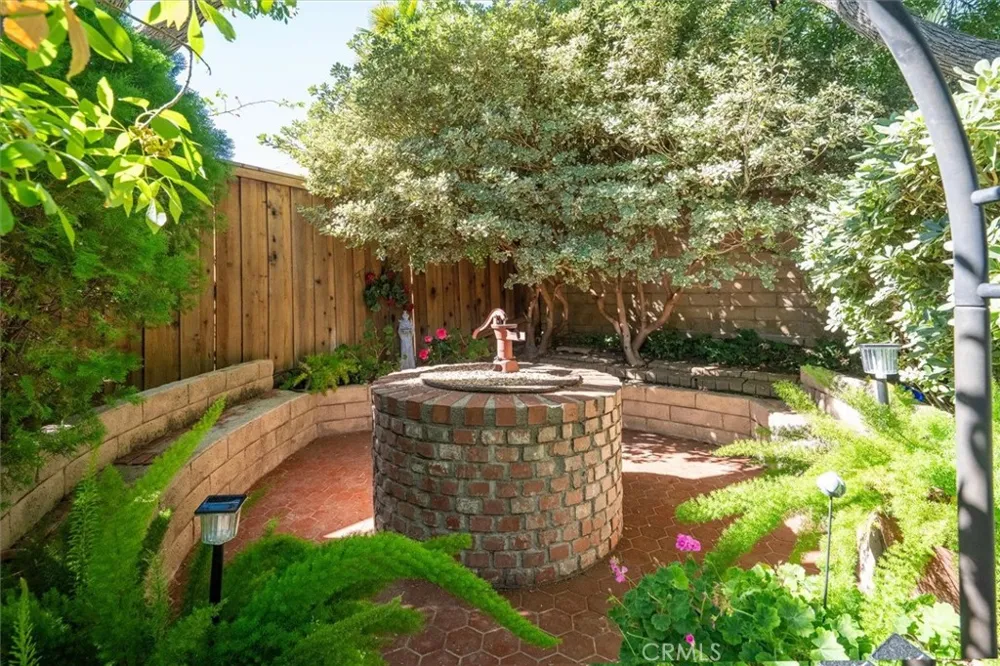 24020 Avenida Crescenta Valencia, CA 91355