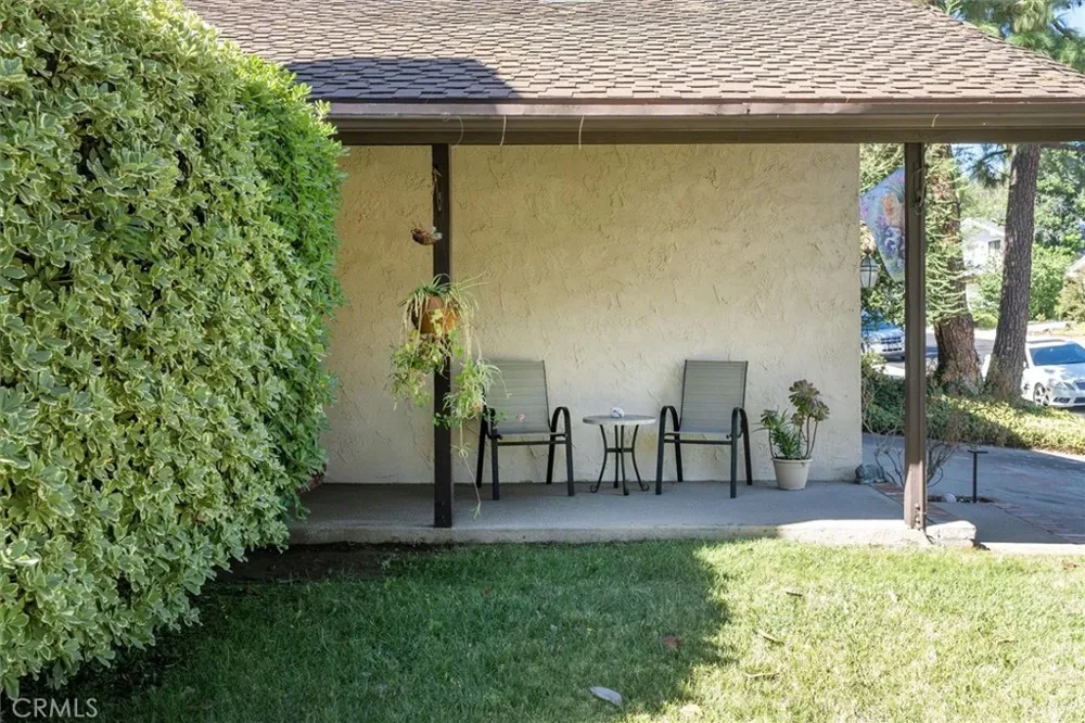 24020 Avenida Crescenta Valencia, CA 91355