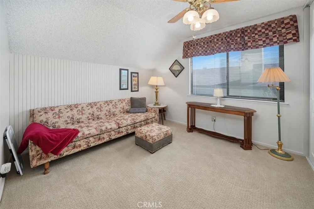 24020 Avenida Crescenta Valencia, CA 91355