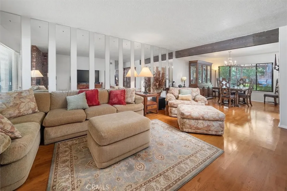 24020 Avenida Crescenta Valencia, CA 91355