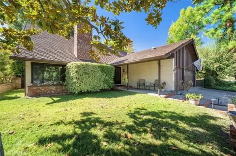 24020 Avenida Crescenta