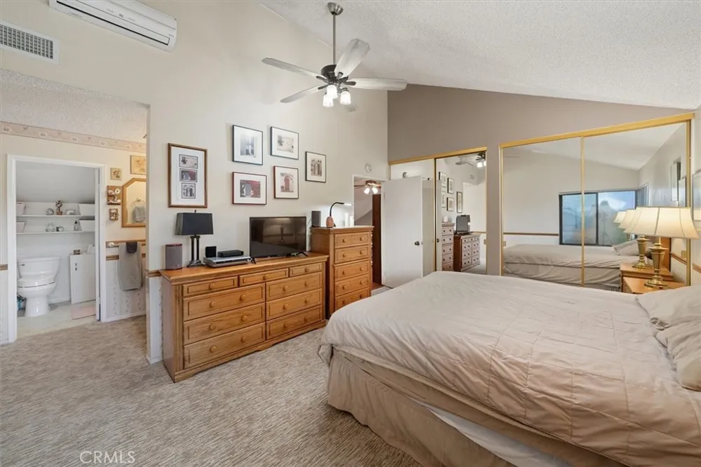 24020 Avenida Crescenta Valencia, CA 91355