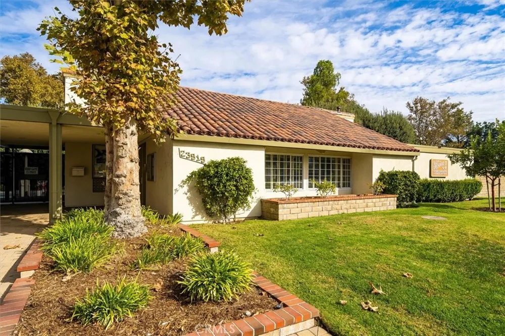 24020 Avenida Crescenta Valencia, CA 91355