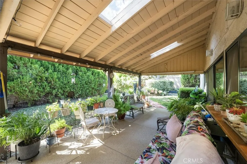 24020 Avenida Crescenta Valencia, CA 91355