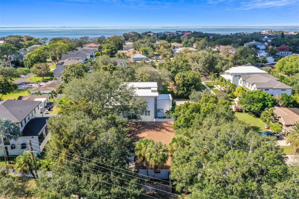 4802 W LONGFELLOW AVENUE Tampa, FL 33629