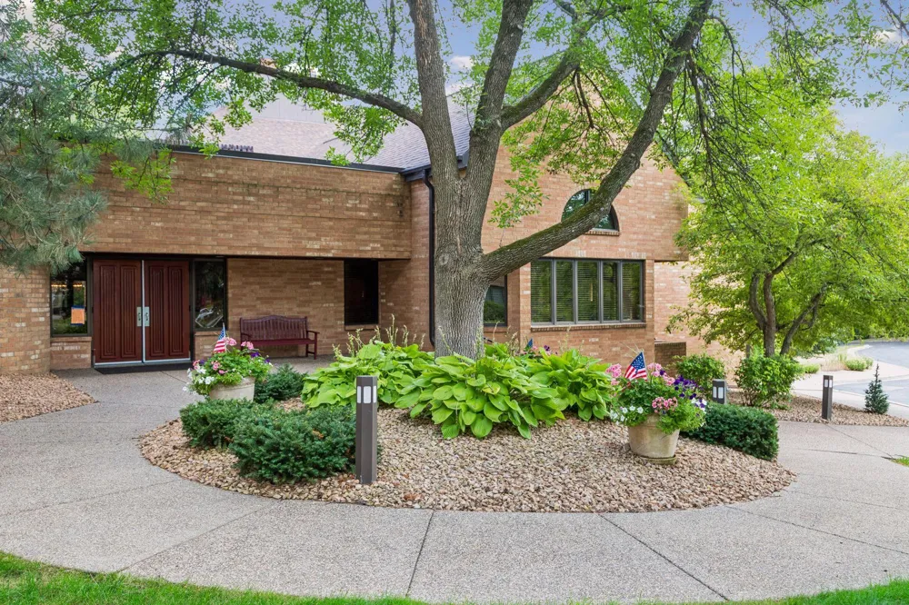 1830 Eagle Ridge Drive #2003 Mendota Heights, MN 55118