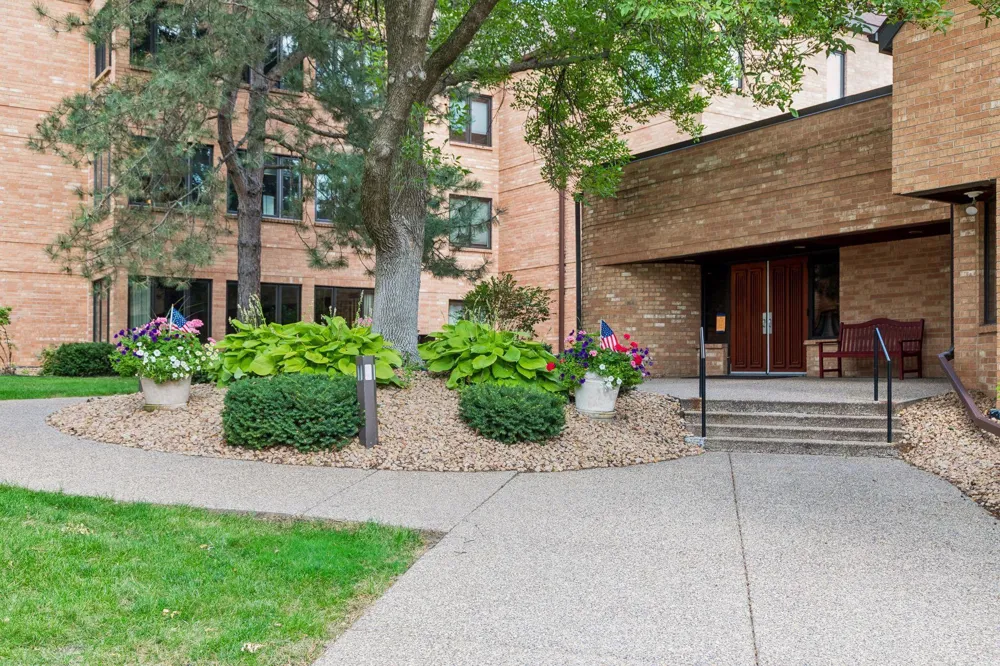 1830 Eagle Ridge Drive #2003 Mendota Heights, MN 55118