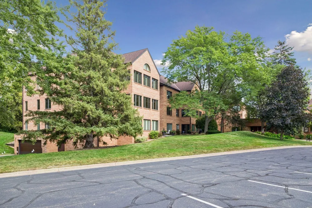 1830 Eagle Ridge Drive #2003 Mendota Heights, MN 55118