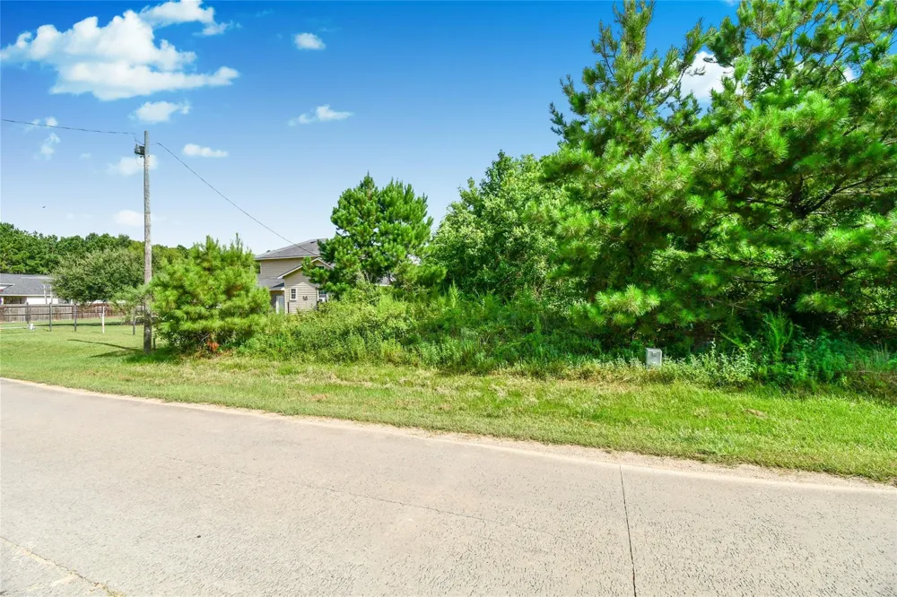 169 County Road 3560 Cleveland, TX 77327