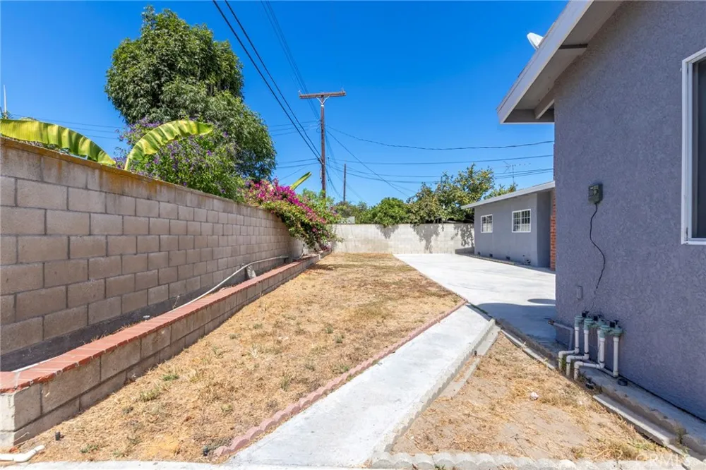 922 Toddy Street Santa Ana, CA 92703