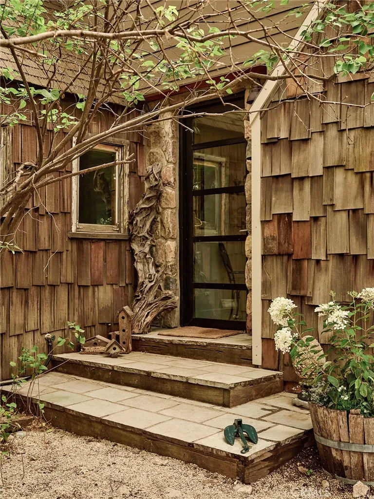 255 Hemlock Lake Arrowhead, CA 92352
